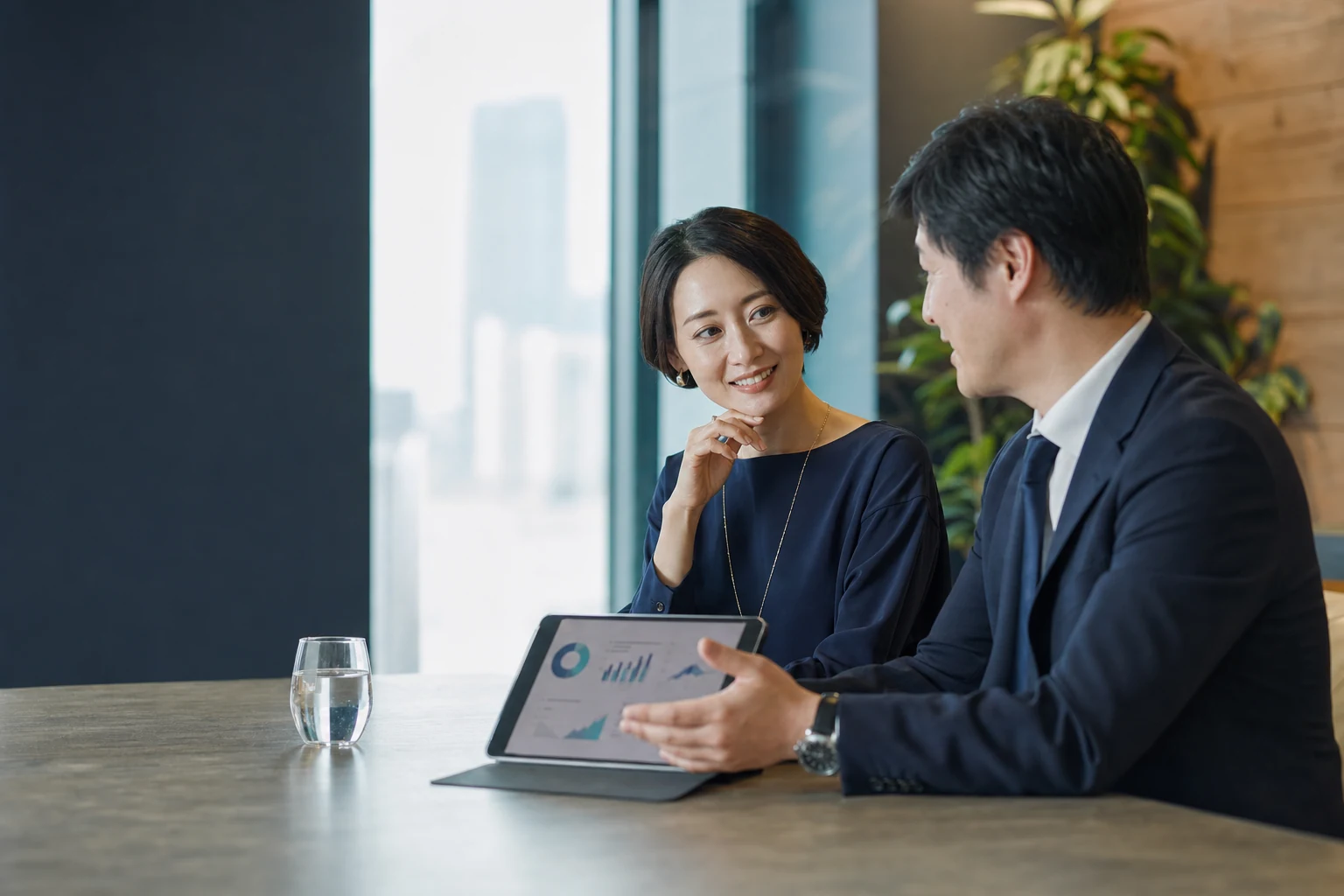 SaaSの企業価値指標を確認する経営者とM&Aアドバイザー