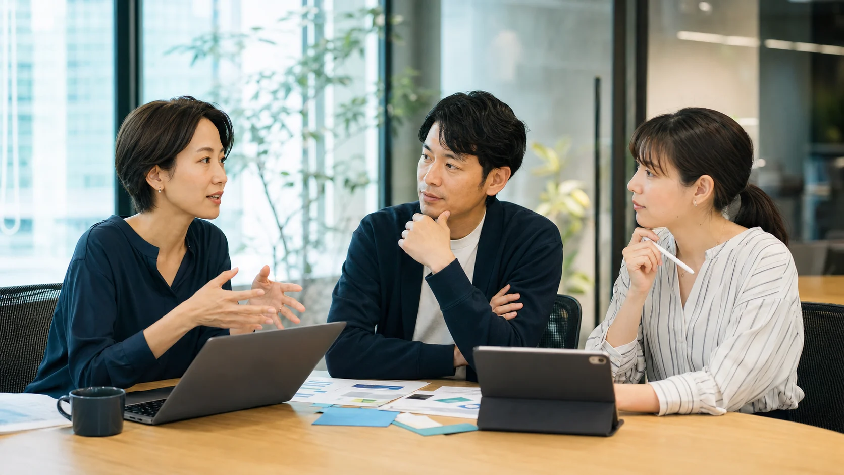 SaaSのプロダクト戦略と事業承継について話し合う経営者・開発・事業チーム